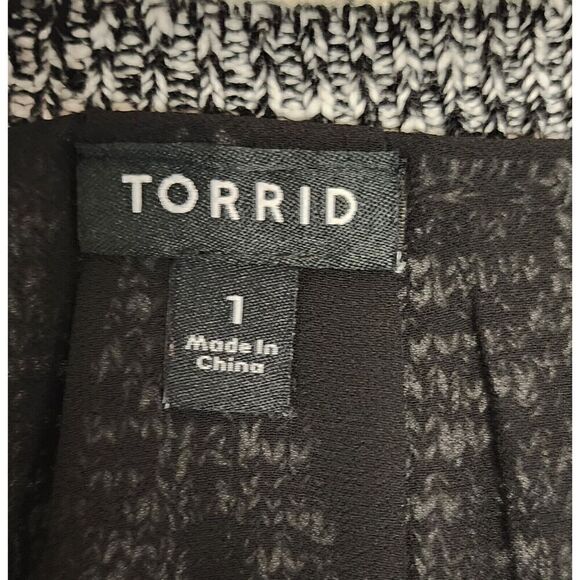 Torrid Marled Cold Shoulder Split Back Sweater Top Black White Size 1 (14-16) - Picture 6 of 7